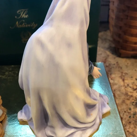 Lenox Renaissance Nativity Set - Mary and Baby Jesus - Picture 5 of 9